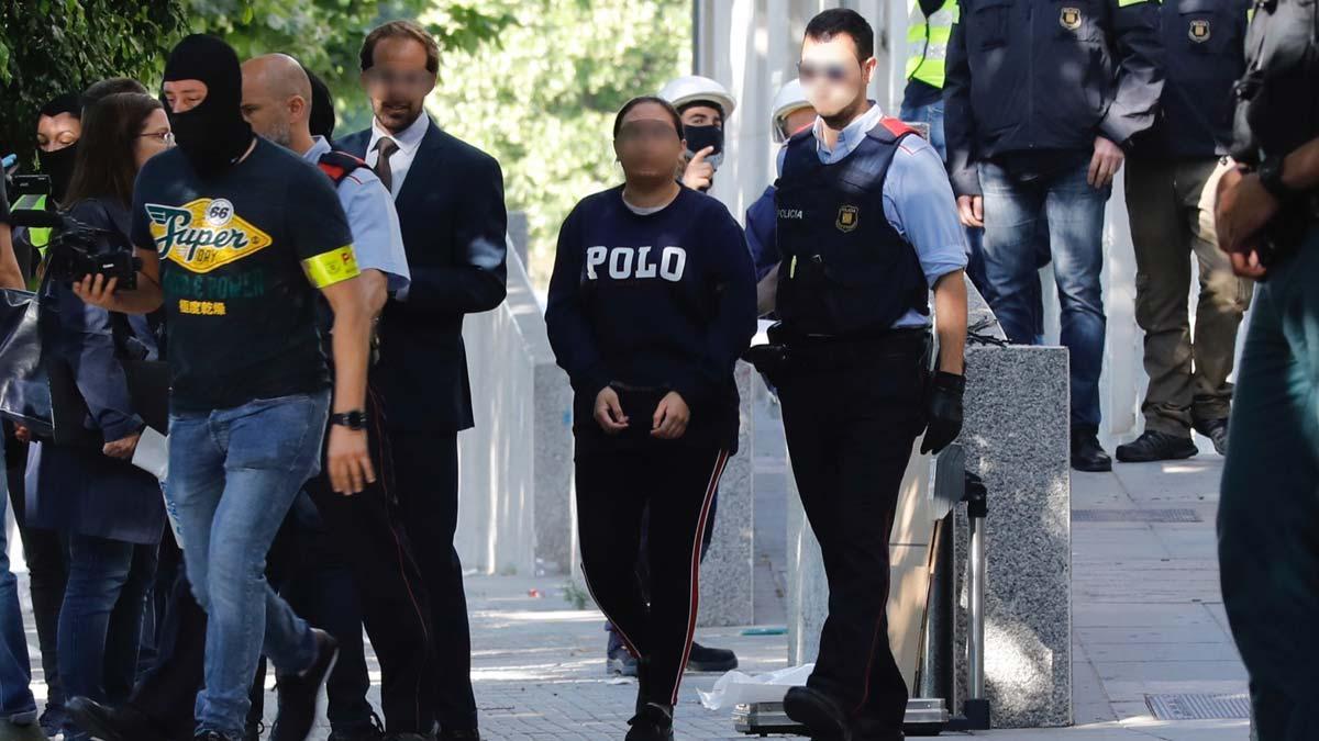 Mossos, Policía y Guardia Civil, en una operación contra el narcotráfico en El Prat