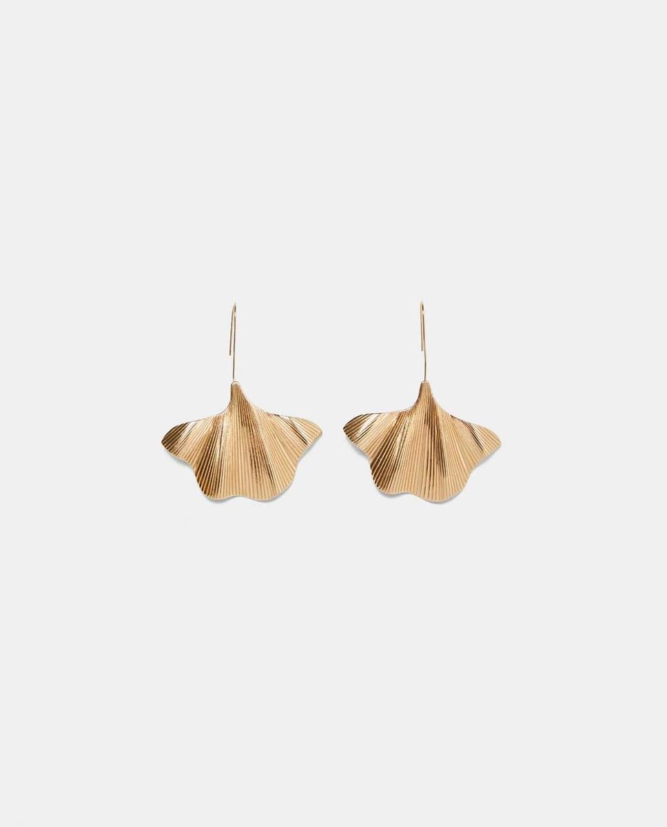 Pendientes dorados con forma de hoja de Zara. (Precio: 9, 95 euros)