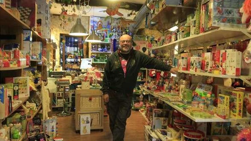Carlos en su tienda, A Bufarda. // J.Regal