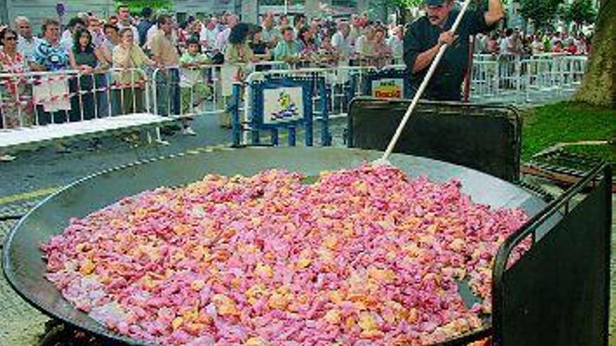 Un momento de la preparación de la paella gigante, la primera que se cocina en la ciudad. / iñaki osorio