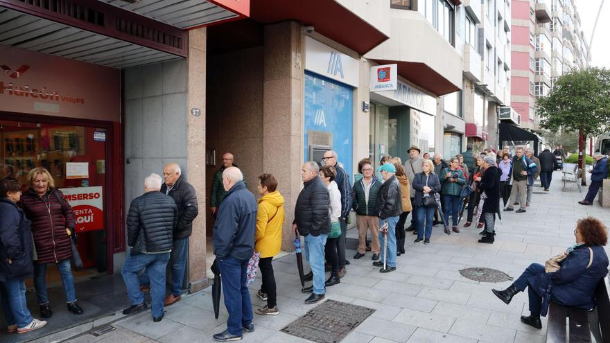 Largas colas en Vigo para reservar los viajes del Imserso