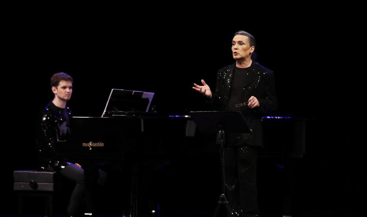 Enrique Viana, con Ramón Grau al piano.