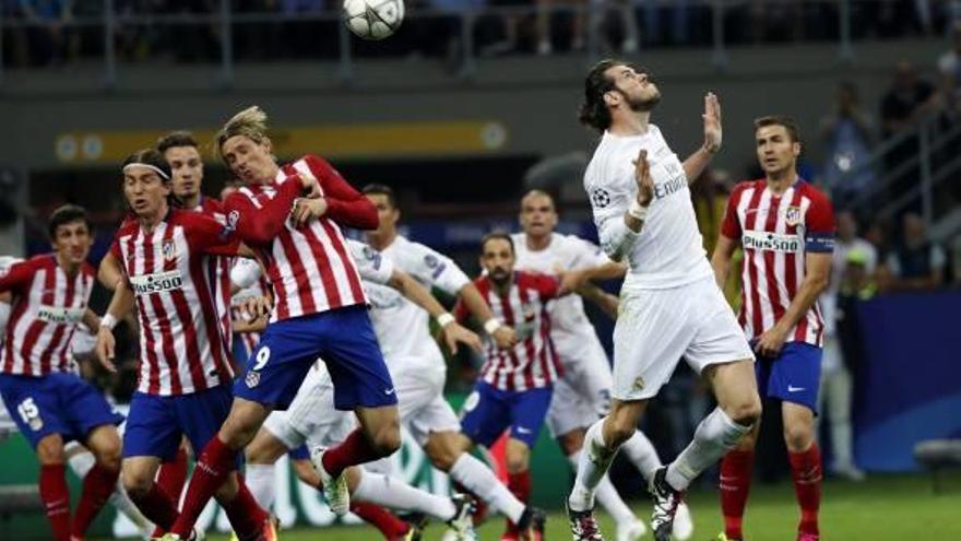 Bale cabecea en el preludio del 1-0 del Madrid en la final de la Champions en Milán ante el Atlético.