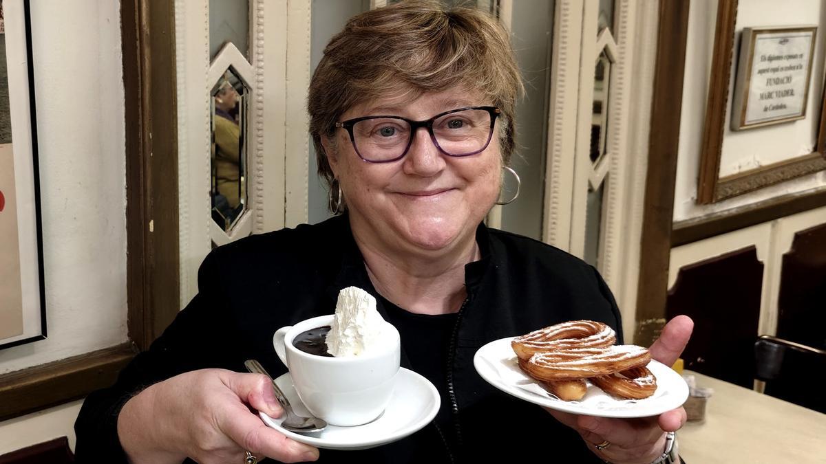 Mercè Casademunt con el suizo y los churros de la Granja Viader.