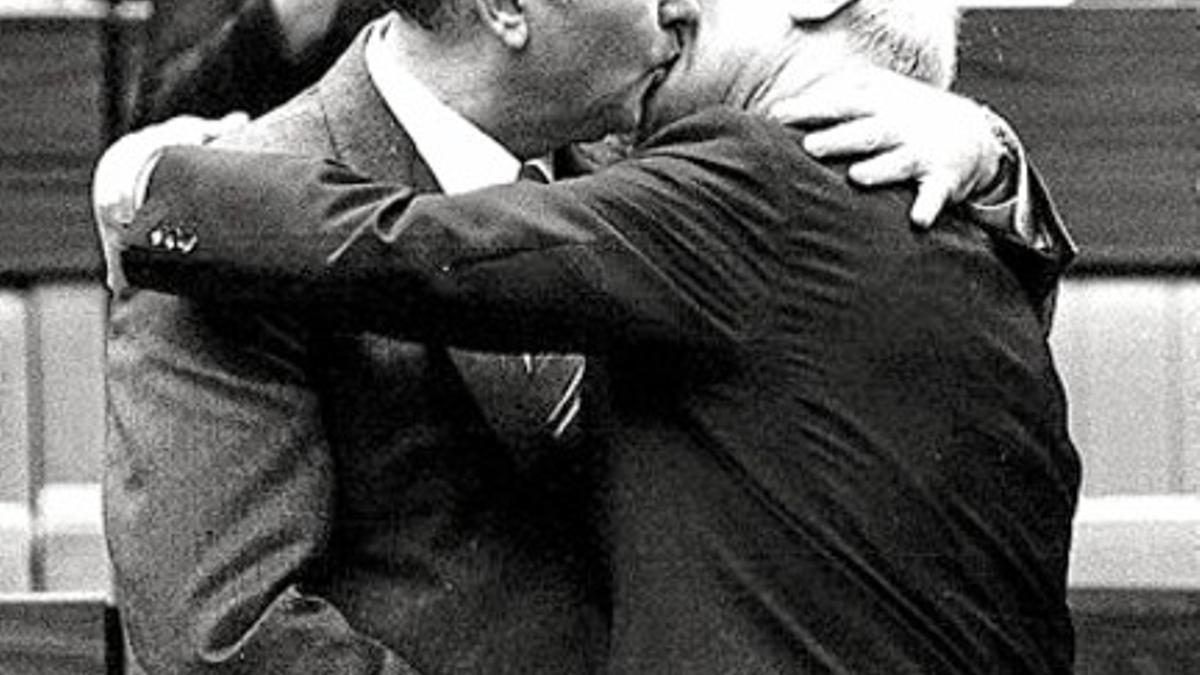 Gorbachov felicita a Erich Honecker, nuevo líder de la RDA, en 1986.