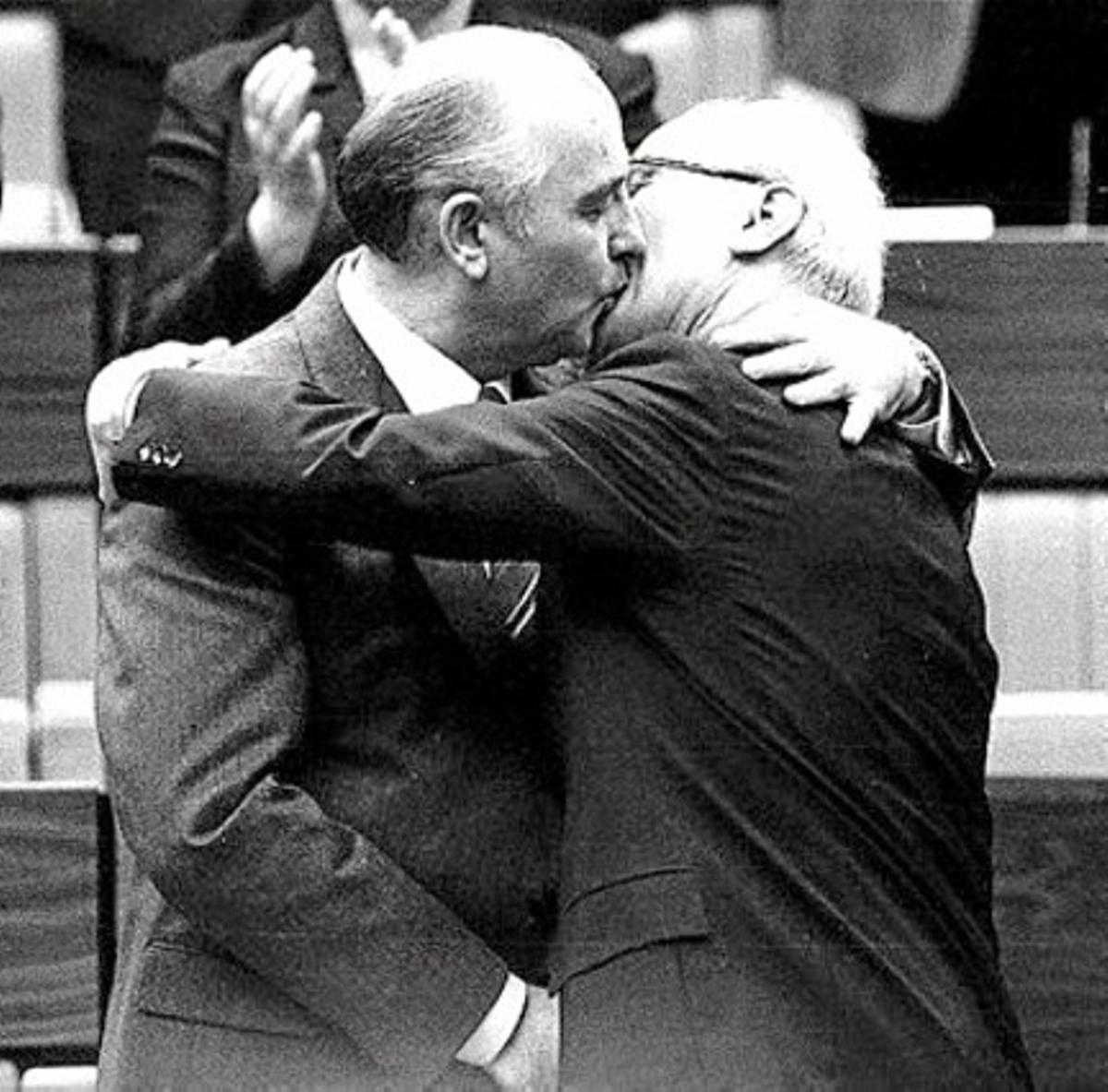 Gorbatxov felicita Erich Honecker, nou líder de la RDA, el 1986.