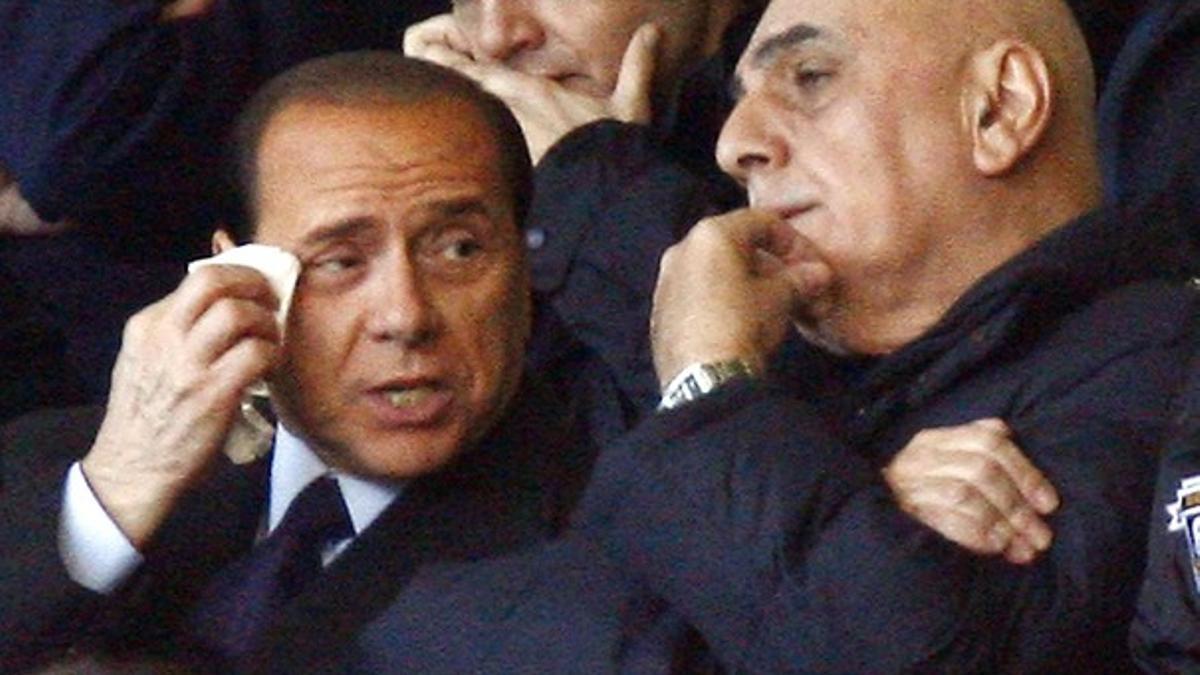 Berlusconi, junto con Galliani en el palco