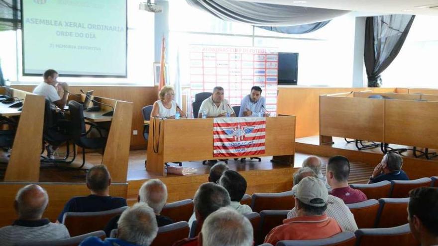 La asamblea del Alondras se celebró ayer por la mañana en el salón de plenos de Cangas. // Gonzalo Núñez