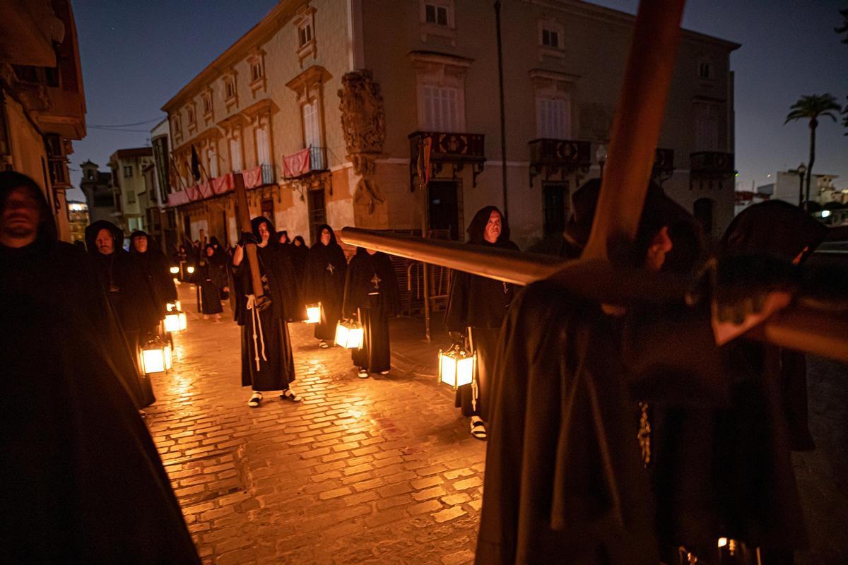 La Procesión del Silencio en Orihuela deja a oscuras el municipio.