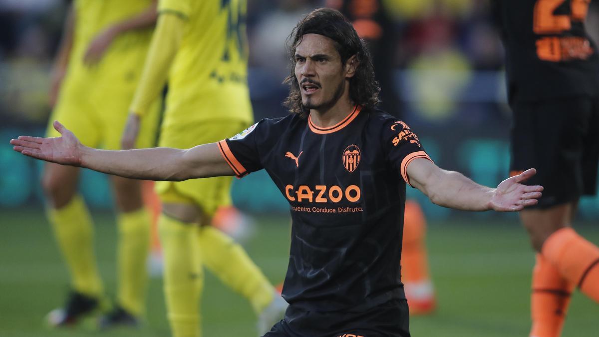 Cavani, protestando una jugada frente al Villarreal