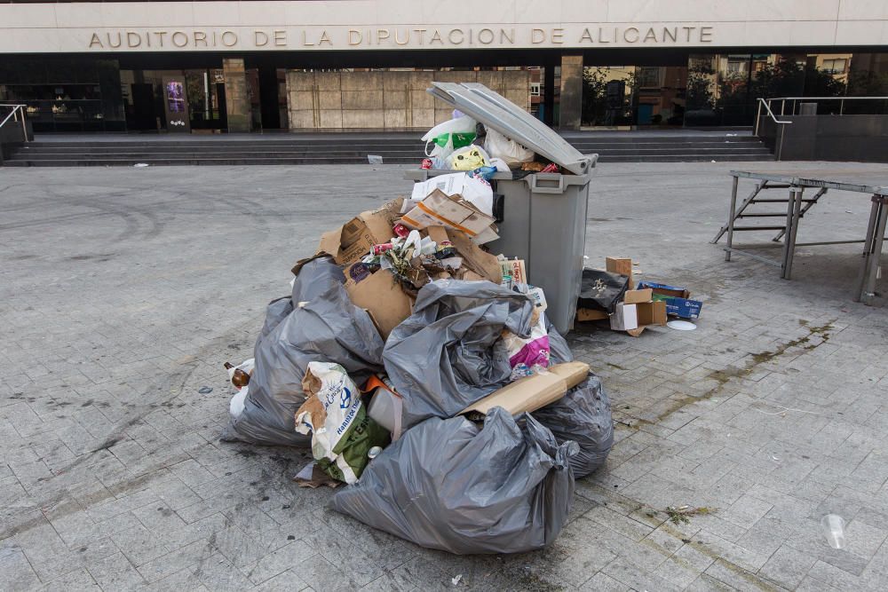 Las calles de Alicante se recuperan poco a poco de las fiestas