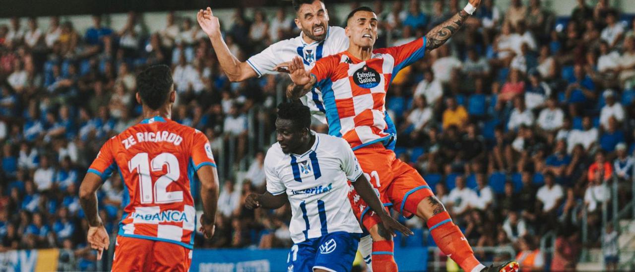 El delantero del CD Tenerife Enric Gallego remata de cabeza tras un centro al área pero no encontró el gol. | | CD TENERIFE