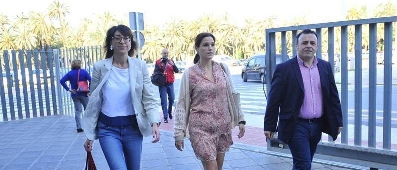 Marga Antón entrando al juzgado acompañada de Patricia Maciá y Ramón Abad. | MATÍAS SEGARRA