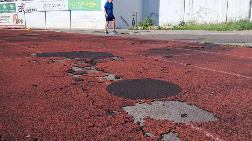 Estado de la pista de atletismo de Mieres. | D. M.