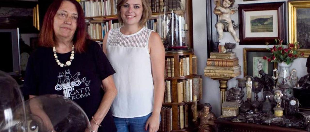 Carmen Gómez Ojea (izquierda) y Saray Alonso Sierra, en casa de la primera.