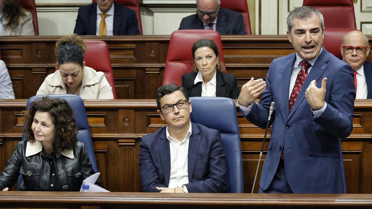 manuel Domínguez, vicepresidente del Gobierno, durante su intervención en la sesión de control del Parlamento.