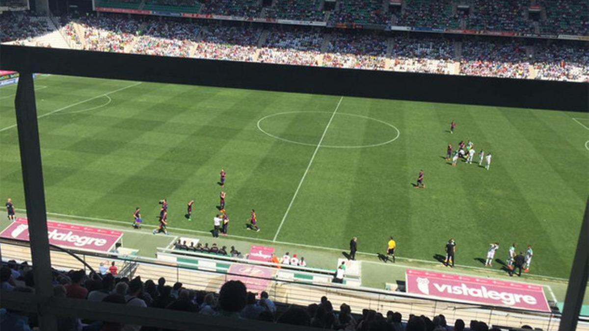 Los jugadores de Barça y Córdoba se refrescan en el Nuevo Arcángel