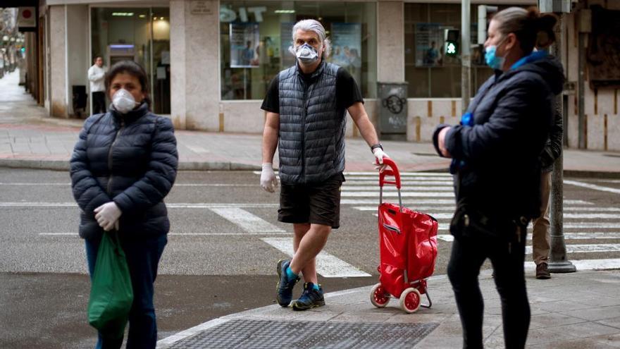 Varias personas con mascarillas en Ourense.