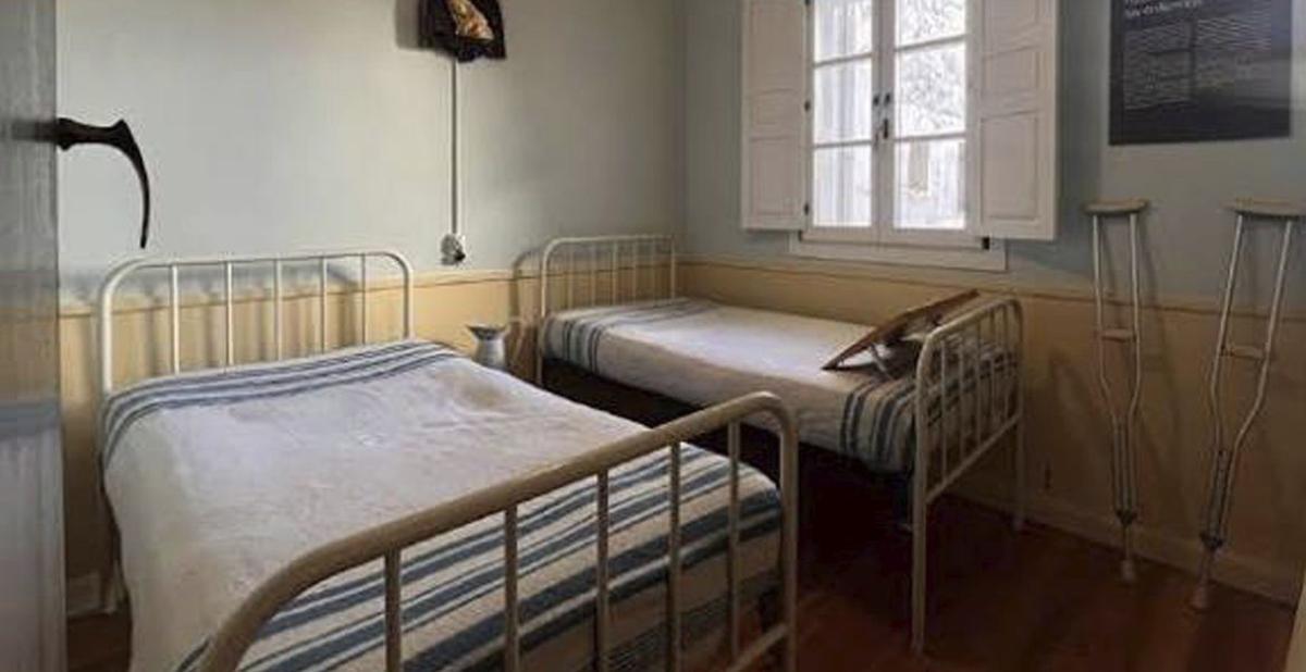 Sala con camillas de la Casa-Museo del Médico Rural dedicada a José Jiménez Borobia.