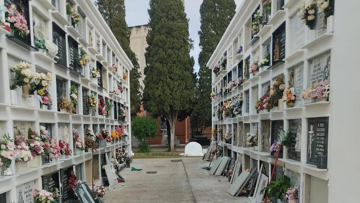 Tumbas profanadas en el cementerio municipal de Utrera (Sevilla).