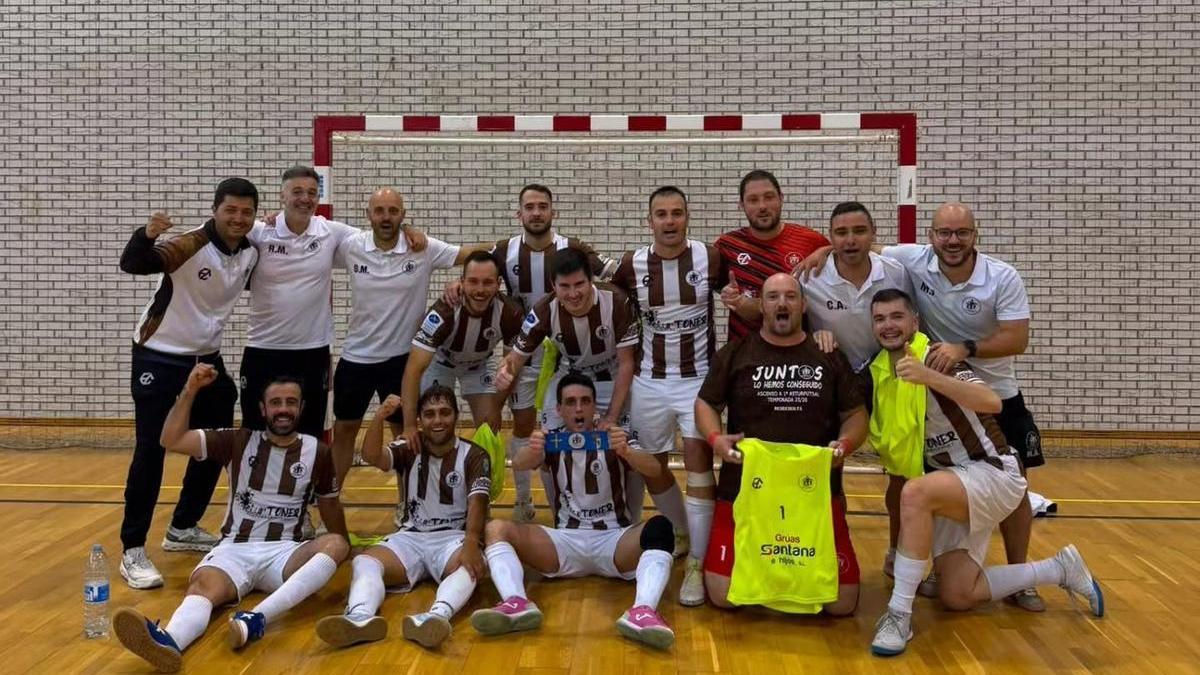 El equipo "Pichuchos F. S." tras plocamarse camepones de liga el pasado sábado.