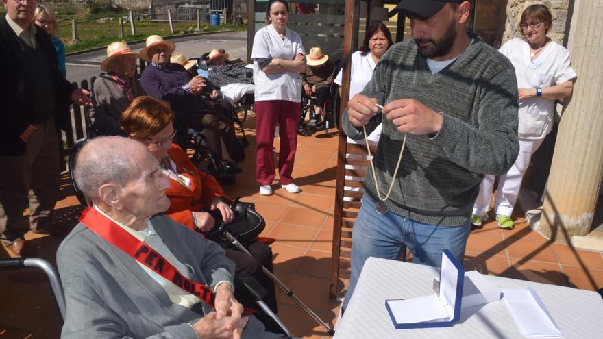 Un resident de La Vall de Sant Llorenç de Morunys celebra els seus 100 anys