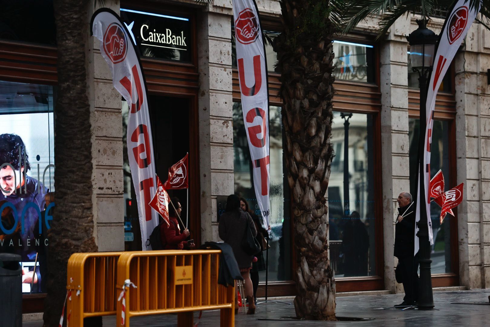 Los empleados de banca protestan ante la sedes de las entidades en València para reclamar una subida de sueldo