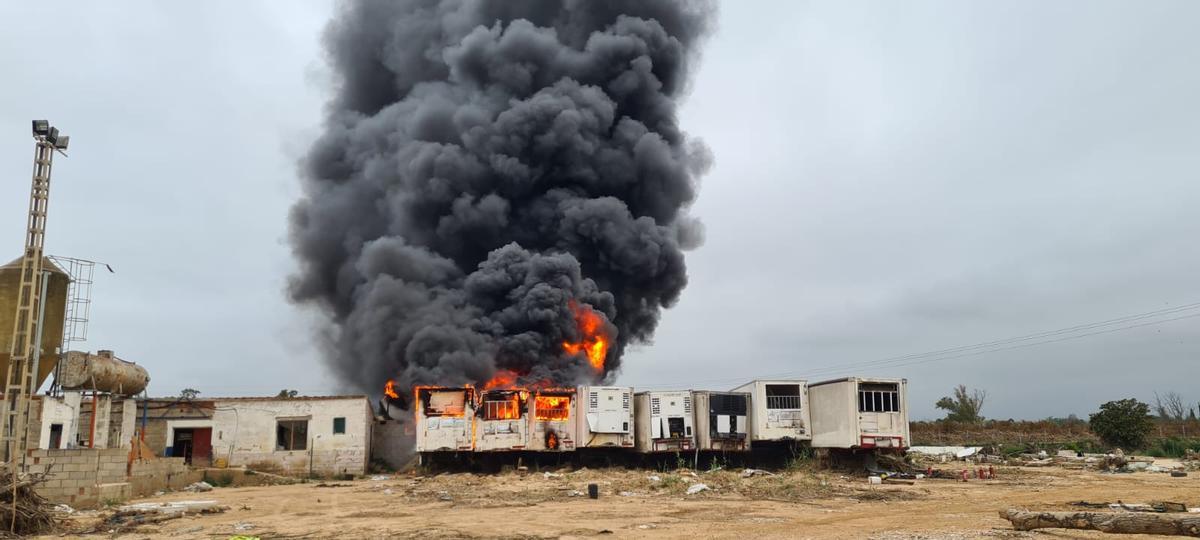 El fuego ha provocado una densa humareda.