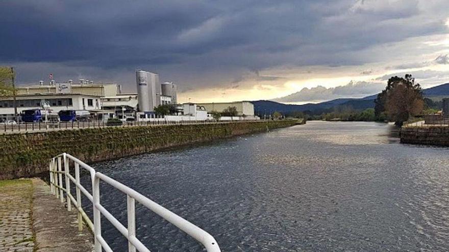 La factoría de Nestlé en Pontecesures, situada a orillas del río Ulla.