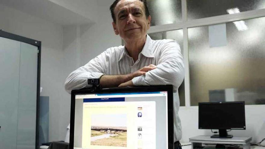 Elías Rodríguez muestra la portada de su blog digital, durante la entrevista.