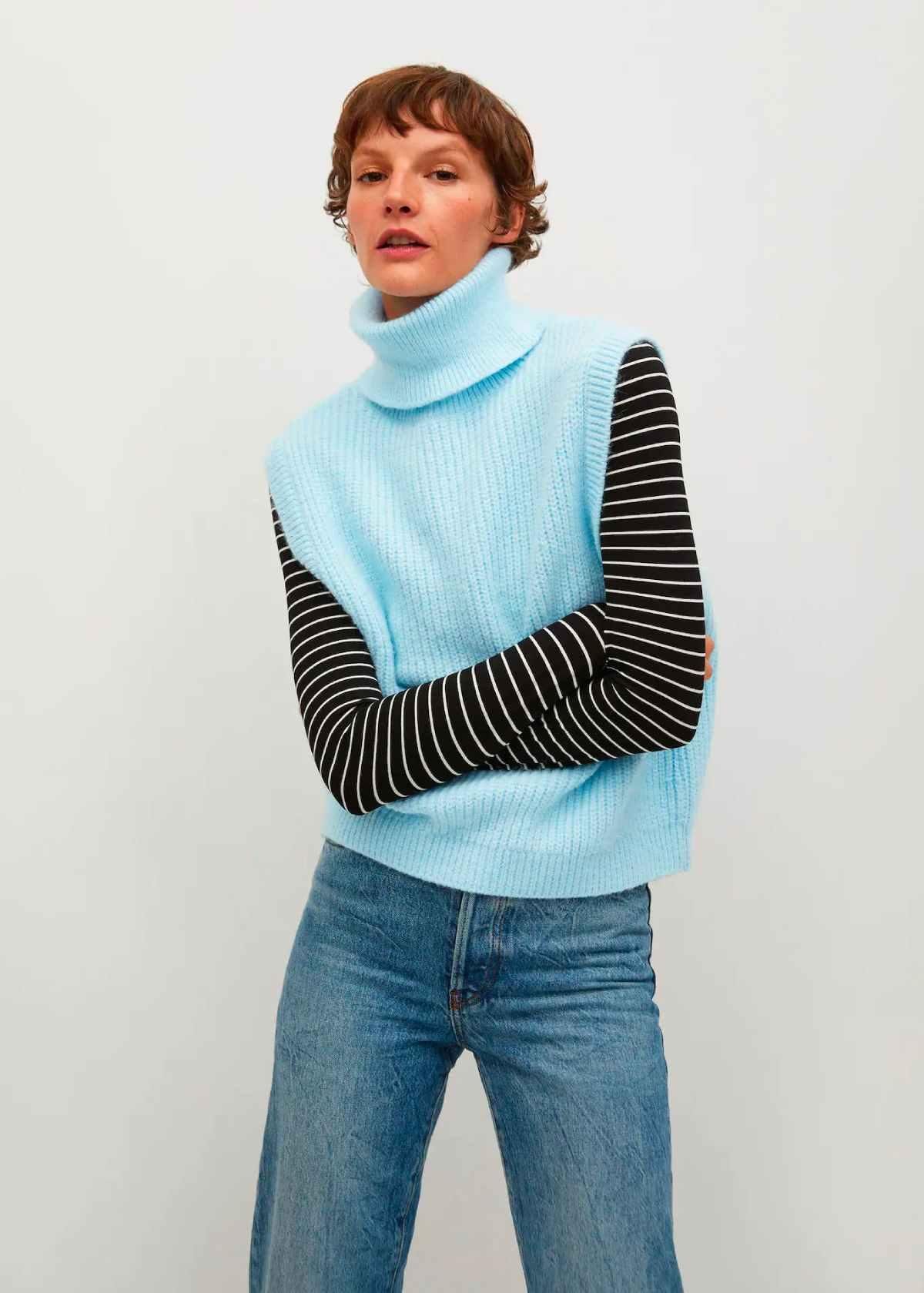Chaleco de punto y cuello alto de Zara