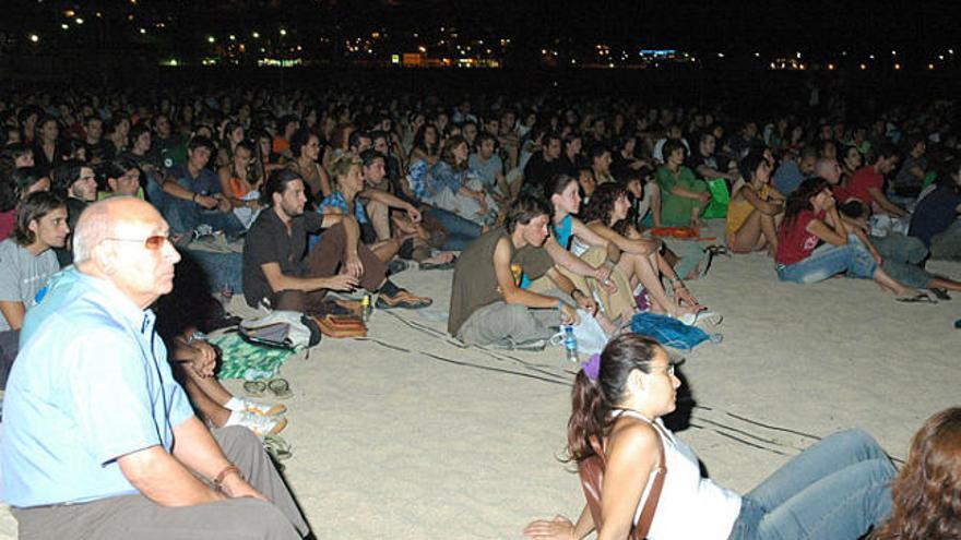 Centenars de persones a la platja de Blanes en edicions anteriors.