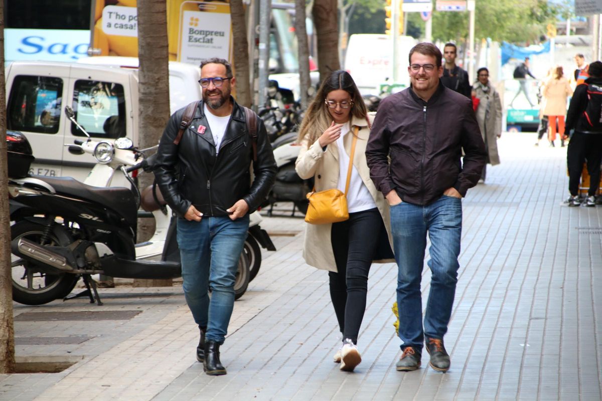 Los dirigentes de ERC Juli Fernàndez, Ana Balsera y Pau Morales llegando a la ejecutiva del miércoles.