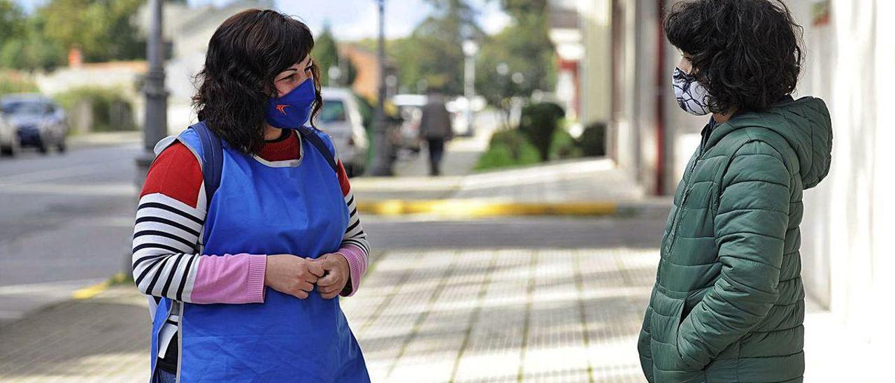 Vanessa Loureiro, con uno de los niños que atiende bajo el programa de conciliación.