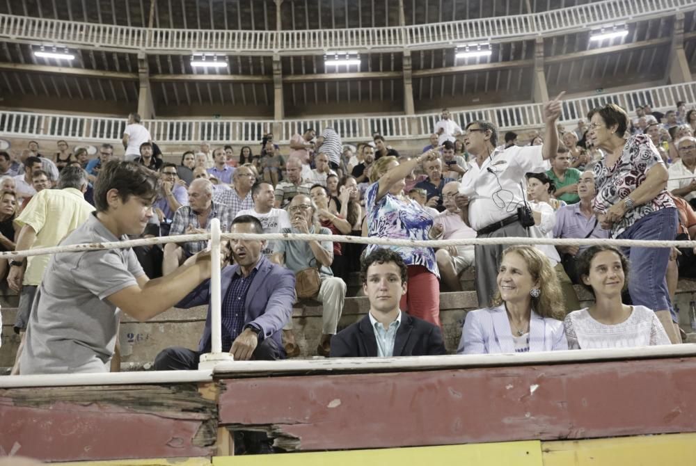 Doña Elena asiste al Coliseo junto a sus hijos