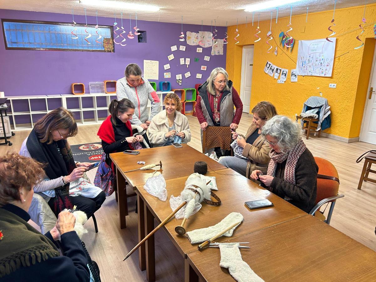 EN IMÁGENES: La "Flor de Grau" celebra su "Filandón" para tejer en grupo y estrechar lazos