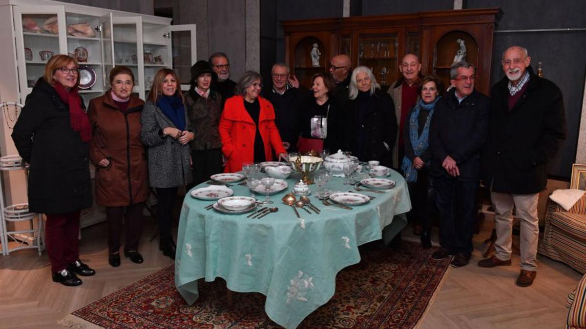 El Club de Leones Decano abre su mercadillo navideño solidario en la calle  Juan Flórez - La Opinión de A Coruña