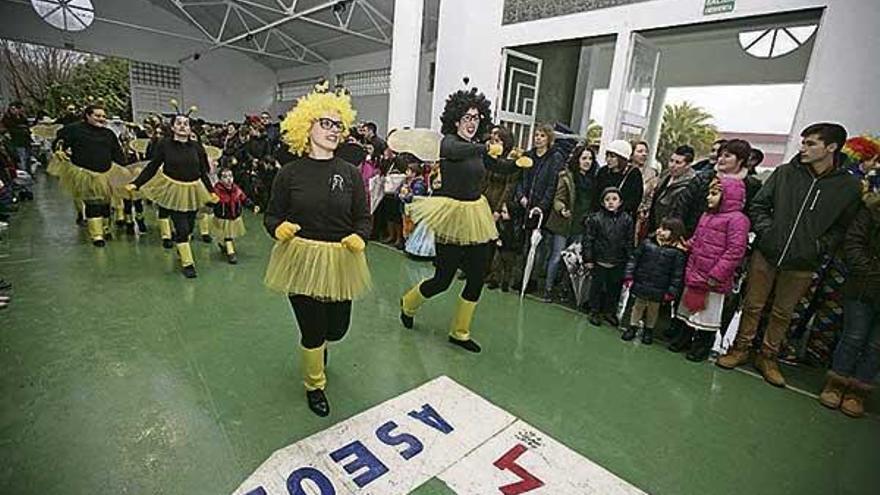 El desfile en el recinto ferial pone al mal tiempo, buena cara