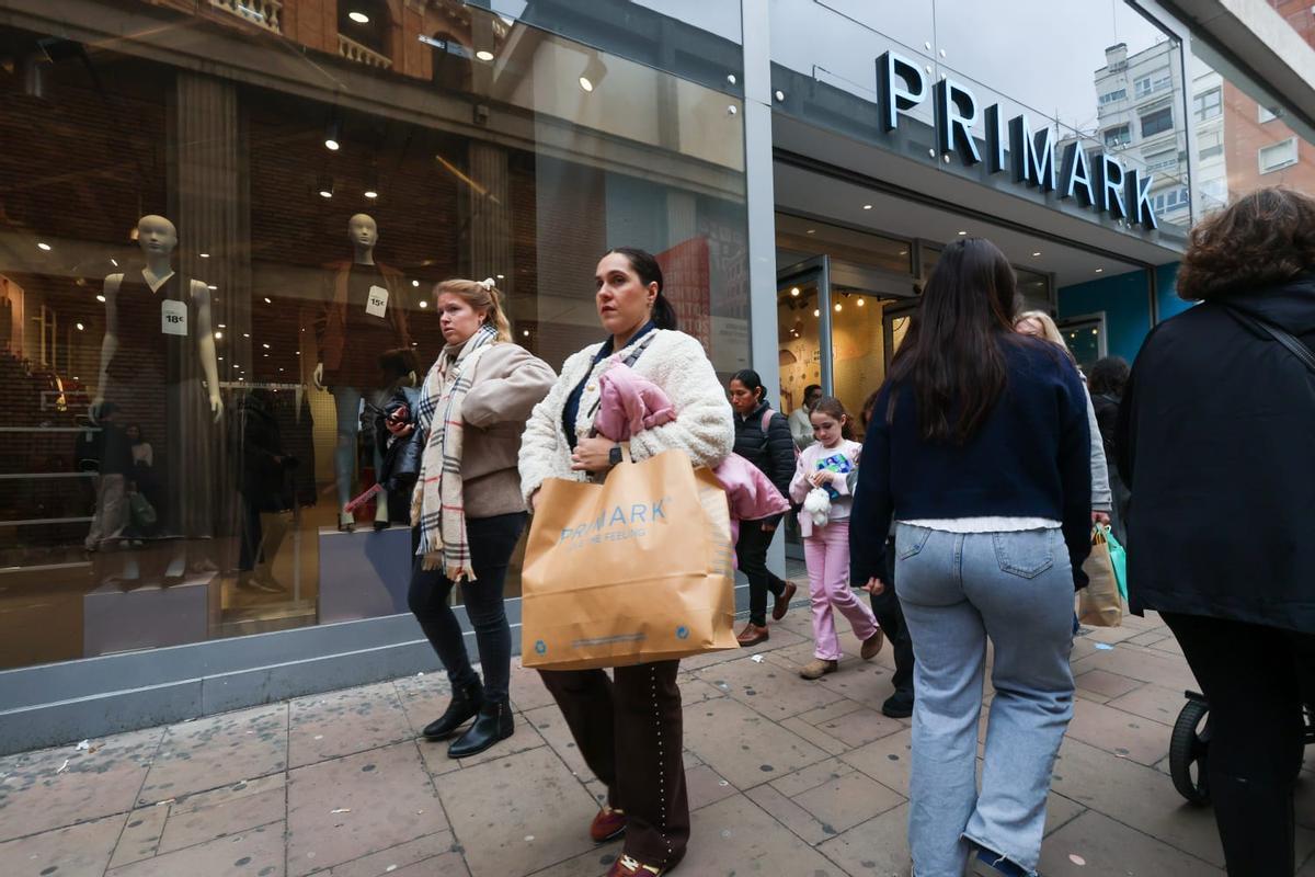Calles abarrotadas en el centro de València para hacer las últimas compras de la Navidad