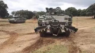 La Brigada X prueba en Cerro Muriano el remolque de un 'Pizarro' con el nuevo 'Castor'