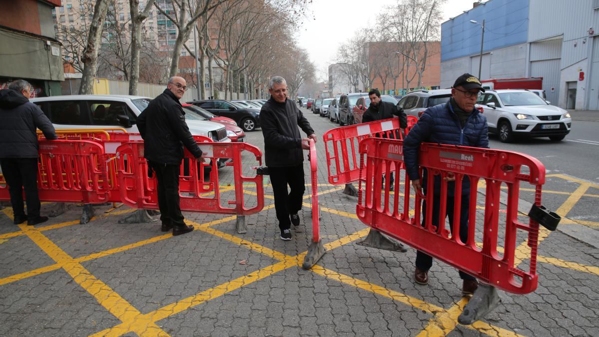 Vecinos de la calle Perú apostados en contra del inicio de las obras para eliminar plazas de aparcamiento.