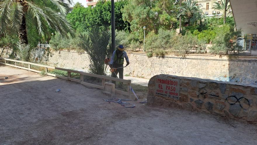 Una brigada limpia la ladera en previsión de incendios la Nit de l&#039;Albà