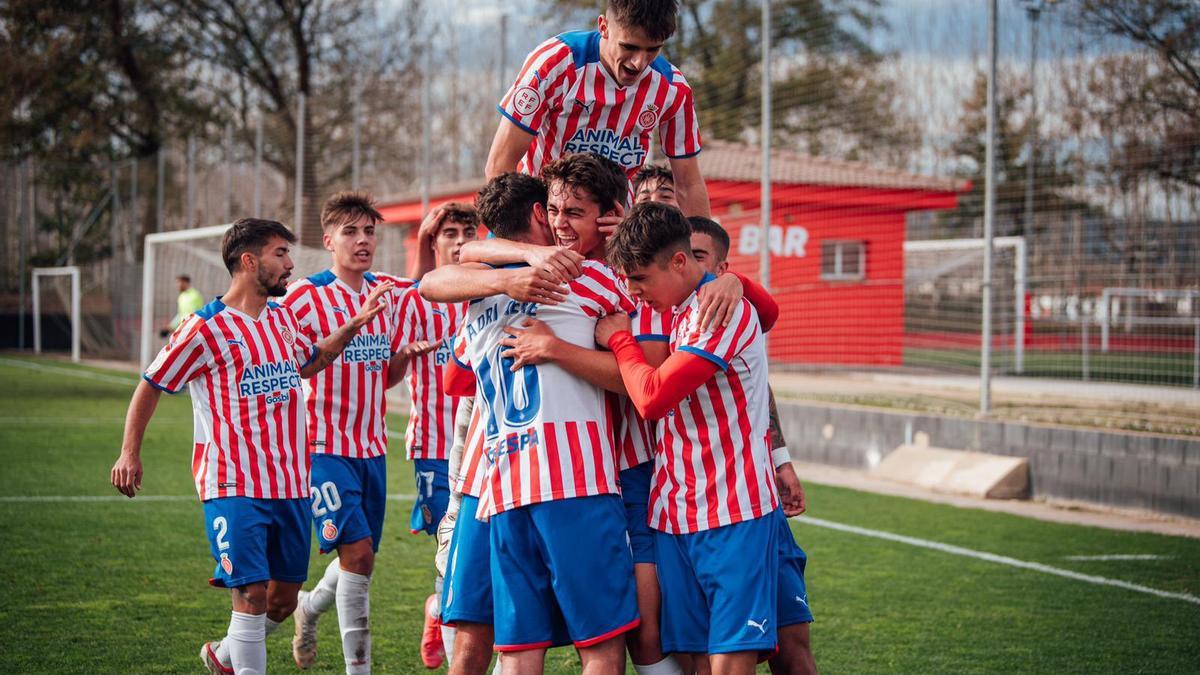 El Girona B celebra el gol de Biel a Riudarenes.