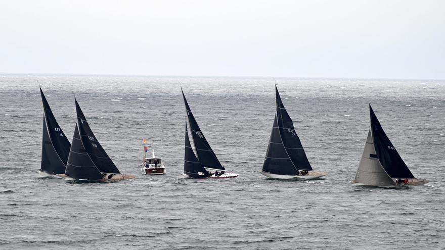 Las mejores tripulaciones de la clase 6 Metros de vela recalan en Sanxenxo