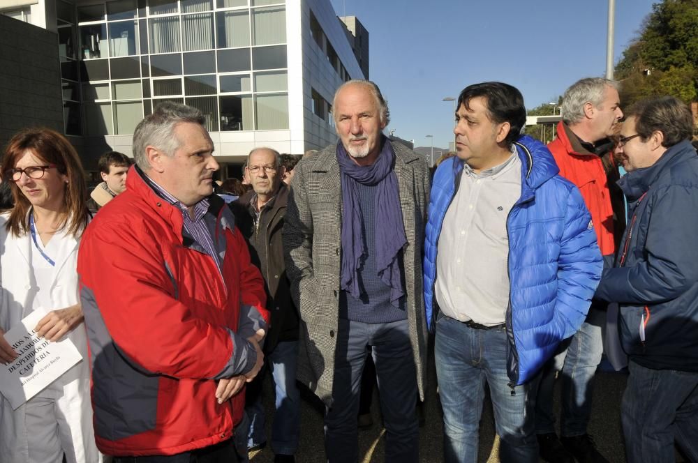 Protesta de los empleados del hospital por el despido de dos trabajadores de la cafetería