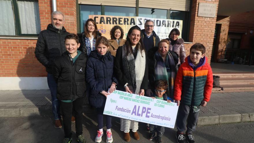 La carrera escolar solidaria de Buenavista entrega 7.071 euros a Alpe | LUISMA MURIAS