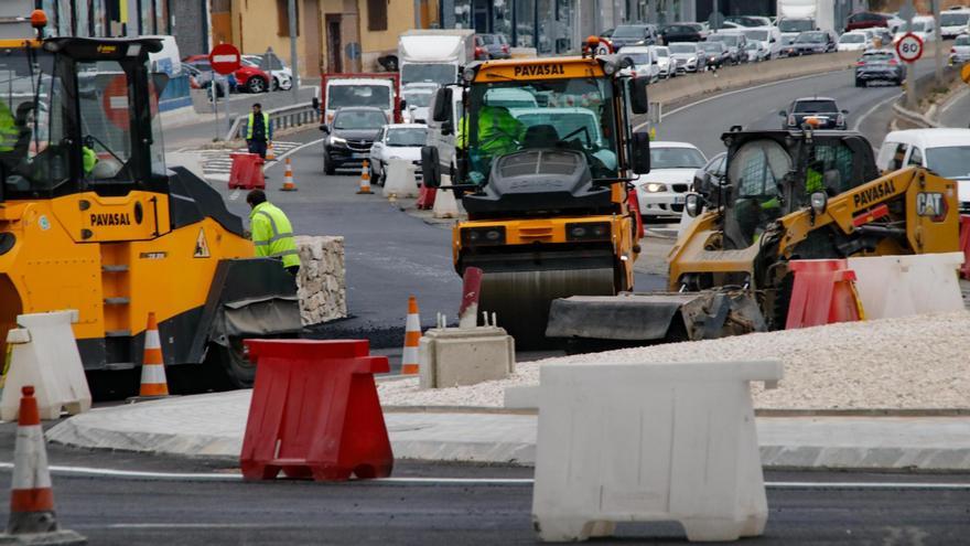 Obras de asfaltado de la nueva rotonda de acceso norte a Alcoy por la N-340, este miércoles.