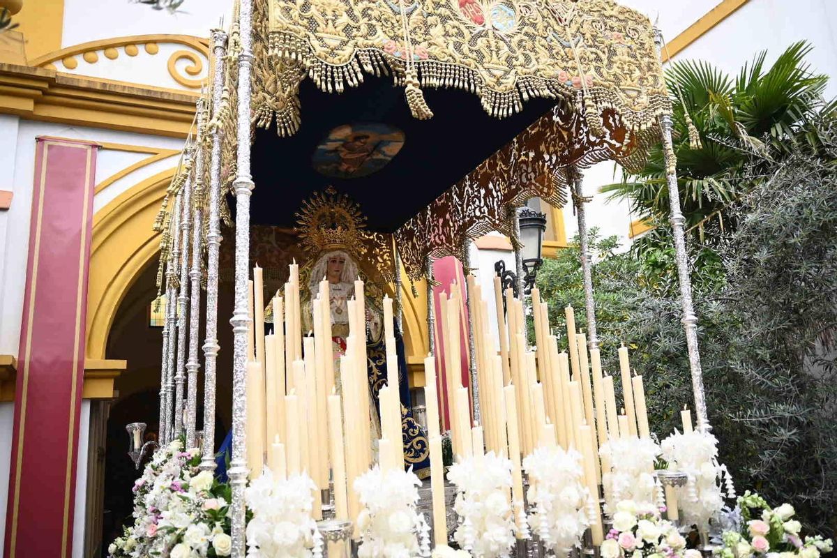 Nuestra Señora de la Palma a la salida del templo.