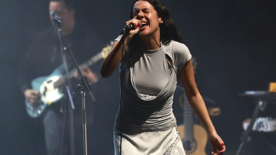 Valeria Castro, ayer, durante su actuación en el Mar de Vigo. |  J. Lores