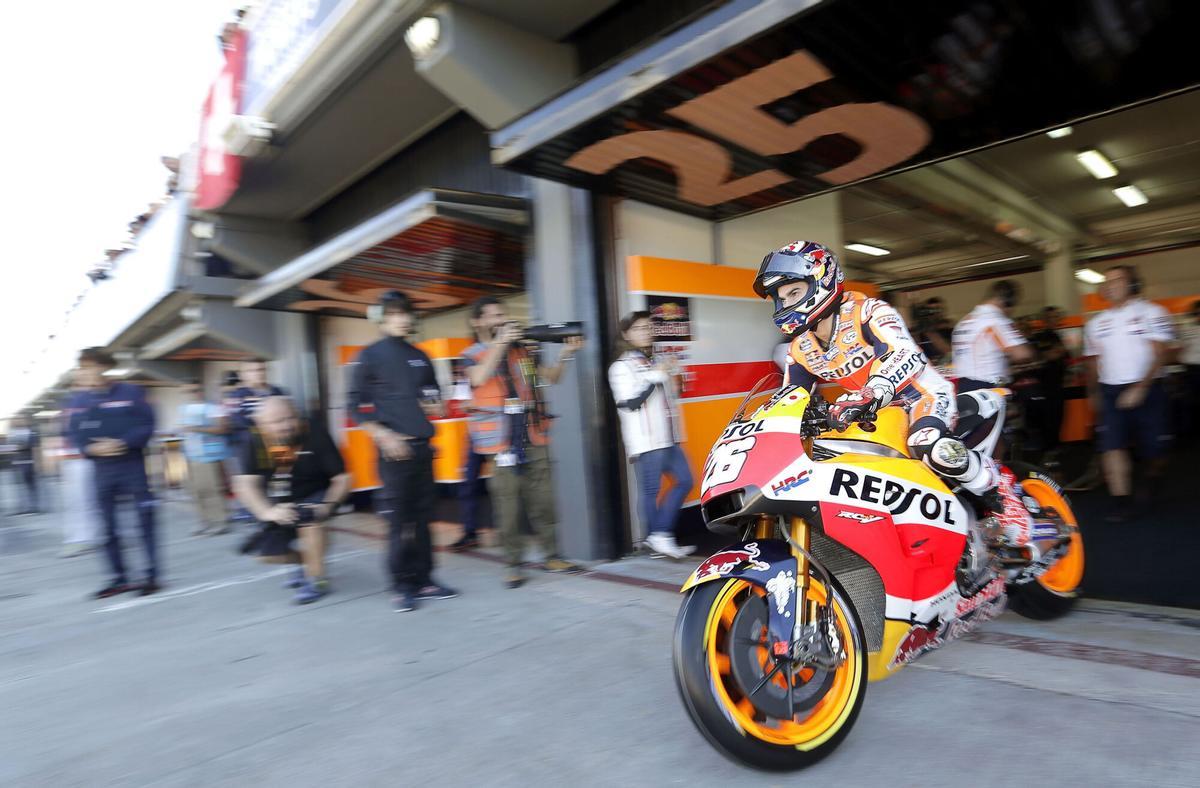 GRA252. CHESTE (VALENCIA), 11/11/2016. El piloto español de Moto GP, Dani Pedrosa, sale de su box durante la segunda sesión de entrenamientos libres de Moto GP del Gran Premio de la Comunitat Valenciana que se disputa este fin de semana en el Circuito Ricardo Tormo de Cheste (Valencia). EFE/Manuel Bruque. Dani Pedrosa